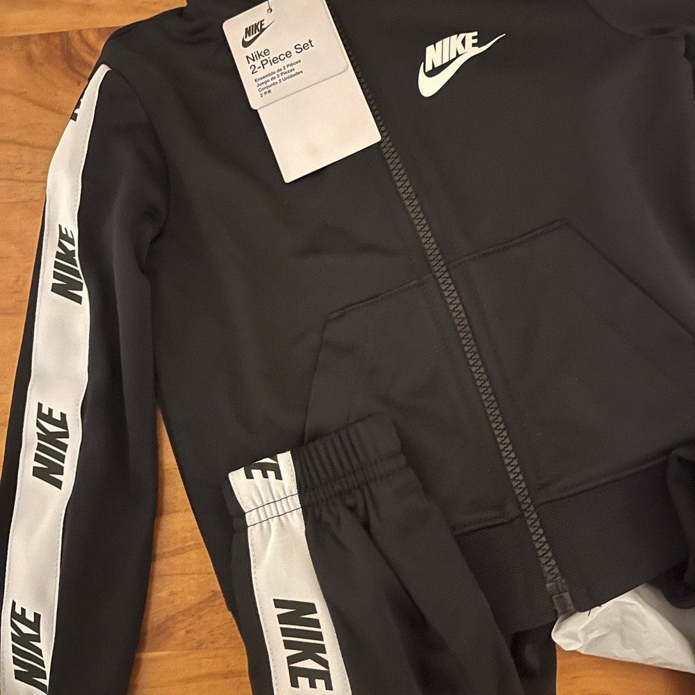 NIKE 2-Piece Set Toddler Size-2T
Tracksuit/Jacket and Jogger pants